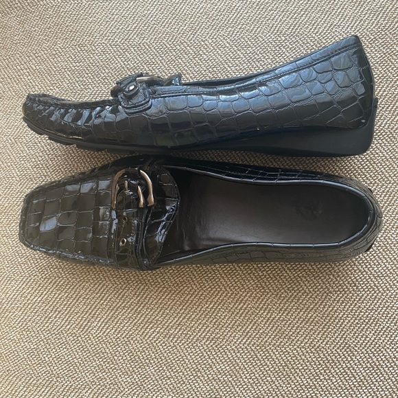 Stuart Weitzman Patent Leather Driving Loafer. Croc Embossed w/Buckle. Sz 9M - Picture 9 of 9